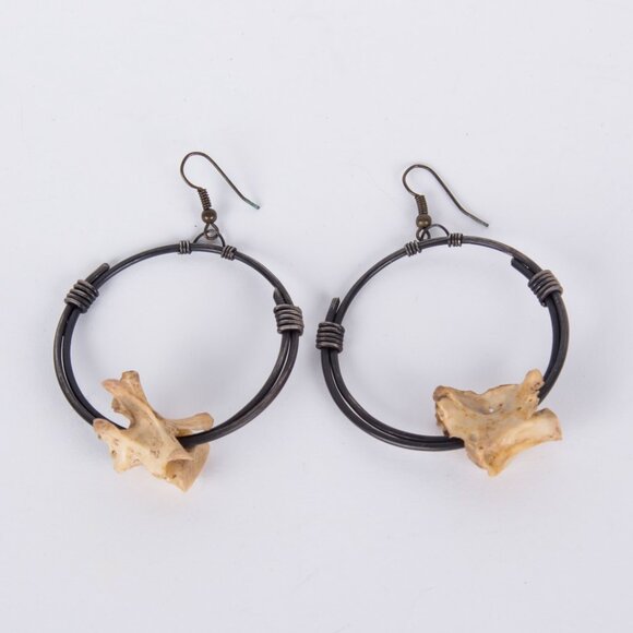 WOLF TEA CREATIONS HANDMADE WIRE WRAP HOOP EARRINGS WITH RACCOON VERTEBRAE CHARM - Picture 4 of 6